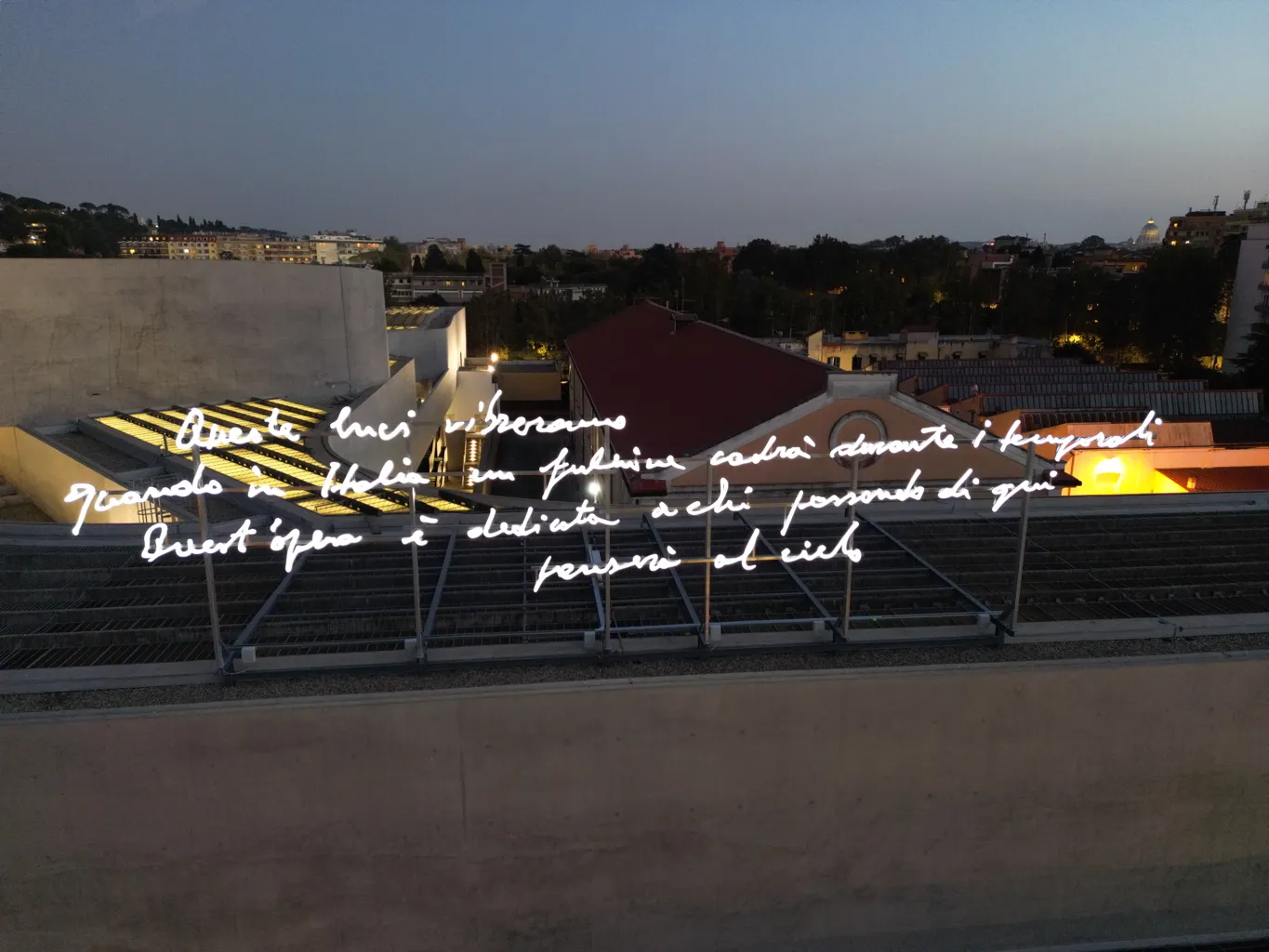 Insegna neon decorativa su edificio al tramonto