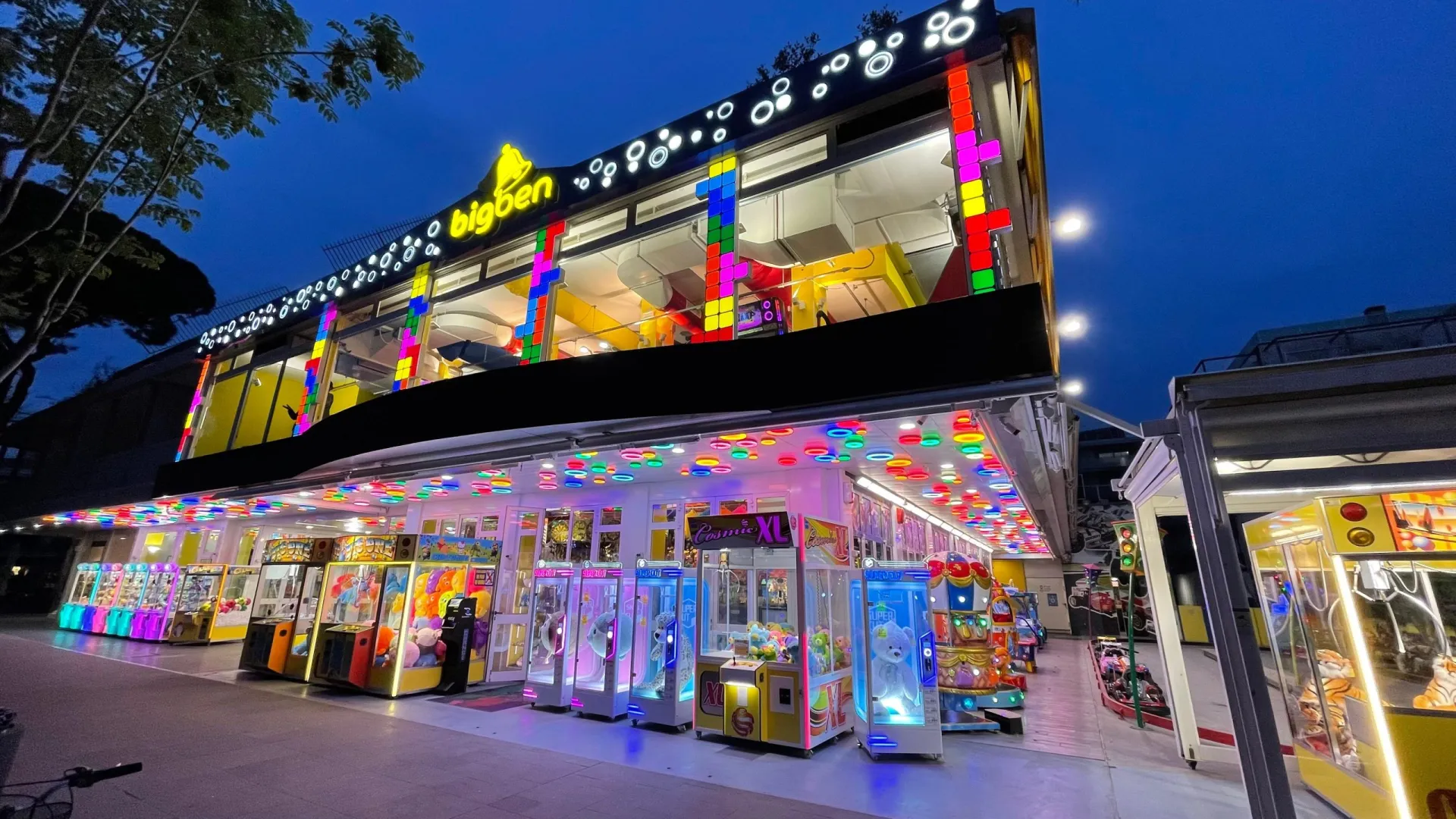 Sala giochi Big Ben con facciata LED multicolore