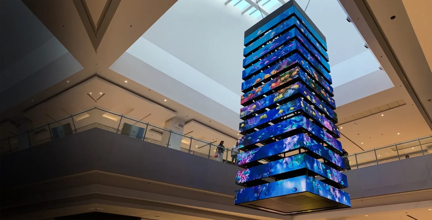 LED wall a colonna sospeso in galleria commerciale